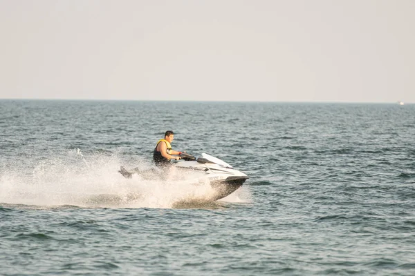 Wellenläufer Und Wasserfahrzeuge Beim Tricksen See — Stockfoto