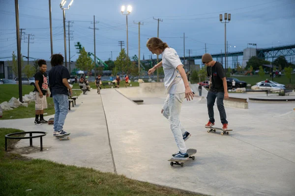 Detroit Michigan Usa 2019 Skaters Κάνουν Πρόβες Σούρουπο Στο Detroit — Φωτογραφία Αρχείου