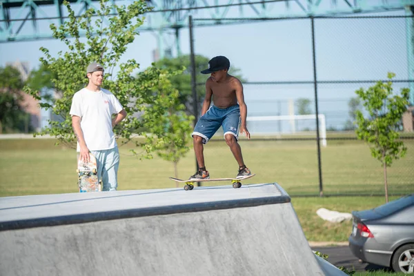 Detroit Michigan Usa 2019 Skater Üben Einem Sonnigen Tag Detroit — Stockfoto