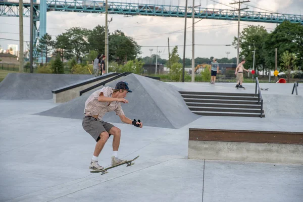 Detroit Michigan Estados Unidos 2019 Los Patinadores Practican Trucos Patinetas — Foto de Stock