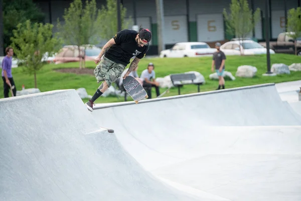 デトロイト ミシガン州 アメリカ 2019 デトロイトの都市スケートパークで晴れた日に彼らのトリックを練習するスケーター — ストック写真