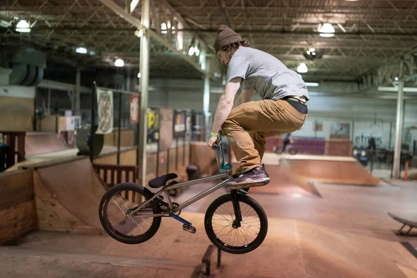 Royal Oak Michigan Usa 2020 Bikers Skaters Practice Tricks Modern — Stock Photo, Image