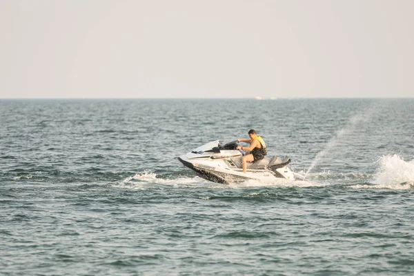 Wellenläufer Und Wasserfahrzeuge Beim Tricksen See — Stockfoto