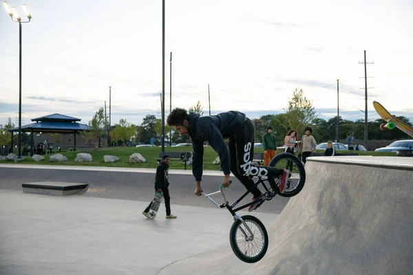 Detroit Michigan Usa 2019 Bikers Skaters Practice Tricks Dusk Detroit — Stock Photo, Image