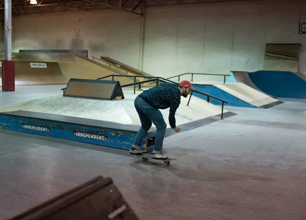 Роял Оук Мичиган Сша Конькобежцы Практикуют Свои Трюки Современном Скейт — стоковое фото