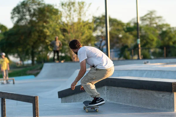 미시간주 디트로이트 2019 디트로이트의 스케이트 공원에서 묘기를 부리고 스케이트 선수들 — 스톡 사진