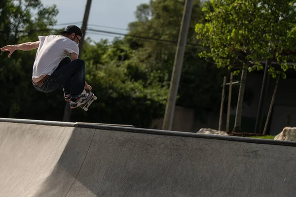 Detroit Michigan Usa 2019 Skaters Practice Skateboard Tricks Sunny Day — Stock Photo, Image