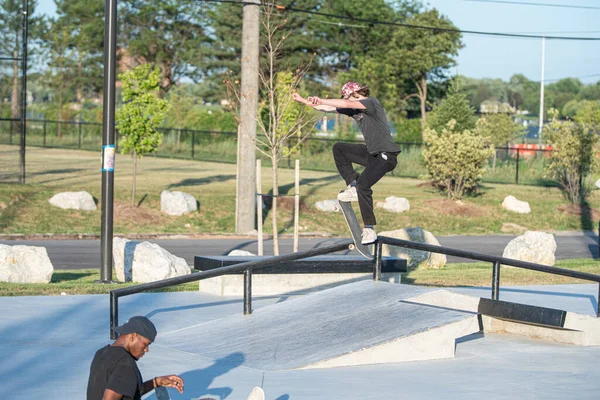 Detroit Michigan Usa 2019 Skaters Gyakorló Trükkök Napsütéses Nap Detroit — Stock Fotó