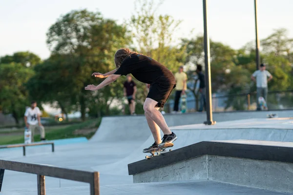 Detroit Michigan Usa 2019 Skaters Practicing Tricks Sunset Skate Park — Stock Photo, Image