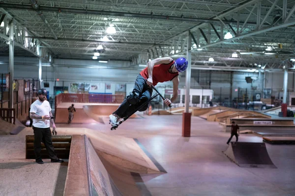 美国密歇根州皇家橡树市 2020年1月30日 现代溜冰场的自行车和滑雪者在公开的溜冰场上练习技巧 — 图库照片
