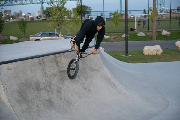 Detroit Michigan Usa 2019 Bikers Skaters Practice Trick Dusk Detroit — 스톡 사진