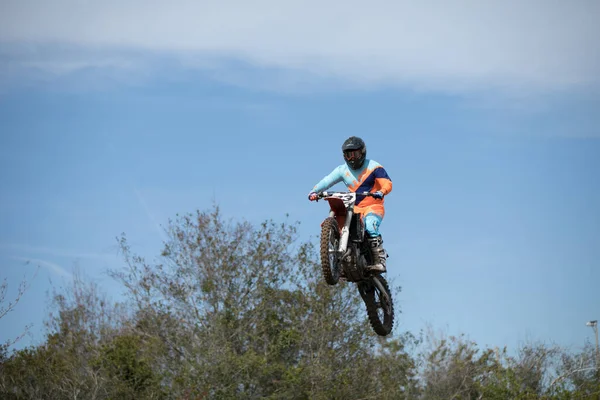 フロリダ州オーランド 2018 モトクロスライダーは フロリダ州中央部で晴れた日にダートバイクでトリックやスキルを練習します — ストック写真