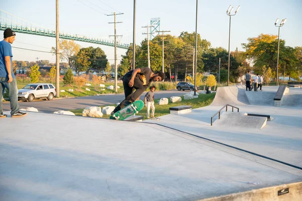 Detroit Michigan Usa 2019 Skåkare Och Cyklister Som Tränar Skatepark — Stockfoto