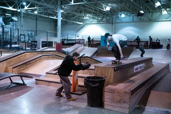美国密歇根州皇家橡树市 2020年3月2日 在开放的溜冰场上 自行车手和滑板手可以自由地在现代溜冰场上练习滑板技巧 — 图库照片