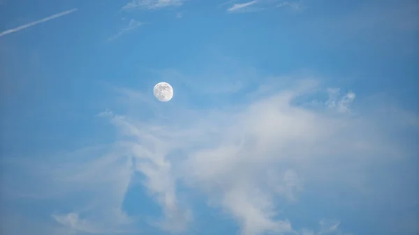 Місяць Видно Яскравому Блакитному Небі — стокове фото