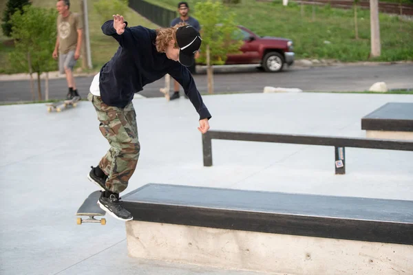 Detroit Michigan Usa 2019 Skaters Gyakorló Trükkök Napsütéses Nap Detroit — Stock Fotó