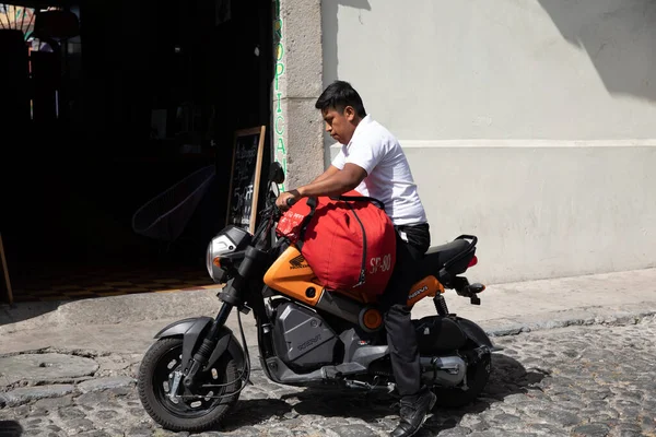 在街上骑摩托车的人 — 图库照片