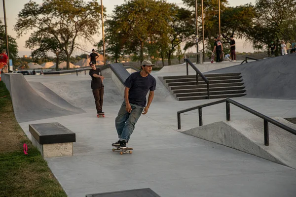 Detroit Michigan Usa 2019 Skater Üben Tricks Bei Sonnenuntergang Skatepark — Stockfoto