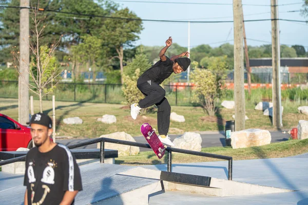 Detroit Michigan Usa 2019 Skaters Gyakorló Trükkök Napsütéses Nap Detroit — Stock Fotó