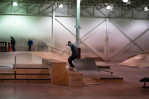 Detroit Michigan Usa 2019 Inline Bruslaři Skateboardisté Nacvičují Své Triky — Stock fotografie