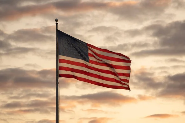 Αμερικανική Σημαία Κυματίζει Στο Ηλιοβασίλεμα — Φωτογραφία Αρχείου