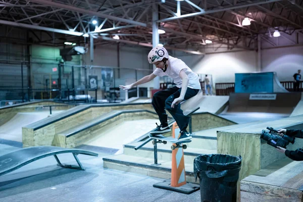Royal Oak ミシガン州 アメリカ 2020 オープンスケートセッション中に現代スケートパークでバイカーやスケーターの練習トリック — ストック写真