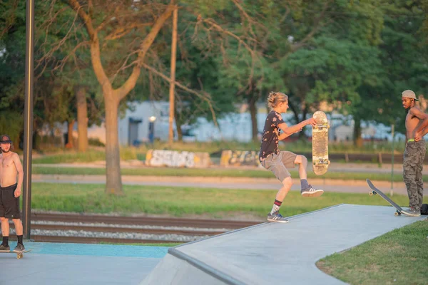 デトロイト ミシガン州 アメリカ 2019 デトロイトのスケートパークでトリックを実行するスケーター — ストック写真