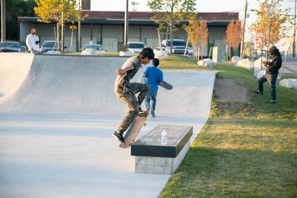 Detroit Michigan Usa 2019 Skater Und Biker Beim Üben Skatepark — Stockfoto