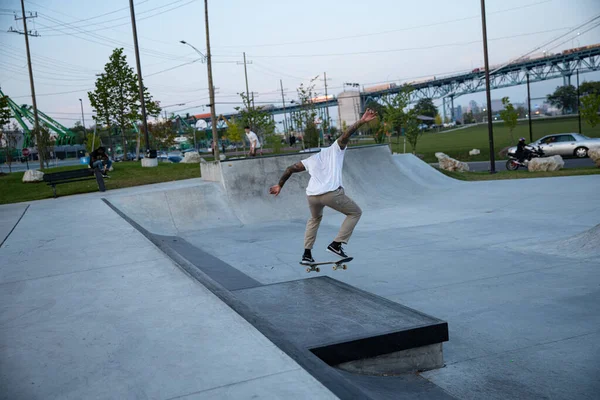 Detroit Michigan Estados Unidos 2019 Skaters Practice Tricks Sunset Skate — Fotografia de Stock