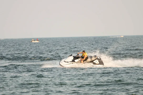 Wellenläufer Und Wasserfahrzeuge Beim Tricksen See — Stockfoto
