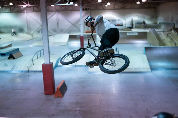 Royal Oak Michigan Usa 2020 Bikers Skaters Practice Tricks Modern — Stock Photo, Image