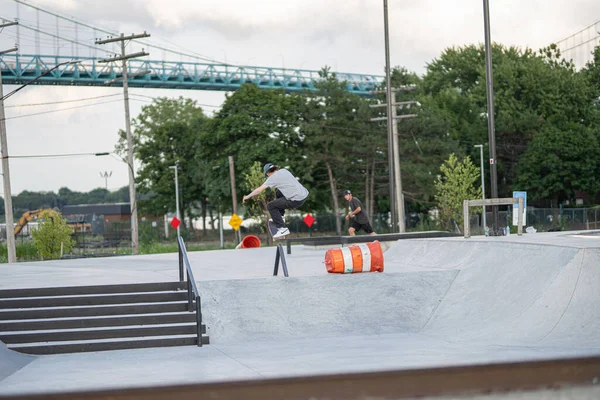 Detroit Michigan Estados Unidos 2019 Los Patinadores Practican Trucos Patinetas — Foto de Stock