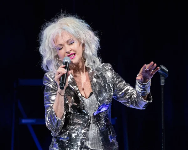Orlando, Florida, USA- 7.26.2018: Cyndi Lauper Orlando Amway Center 'da canlı performans sergiliyor.