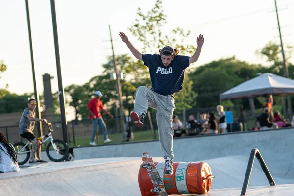 Detroit Michigan Usa 2019 Skatery Ćwiczą Swoje Sztuczki Zachodzie Słońca — Zdjęcie stockowe