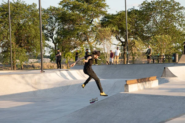 Detroit Michigan Usa 2019 Łyżwiarze Ćwiczą Sztuczki Zachodzie Słońca Skateparku — Zdjęcie stockowe