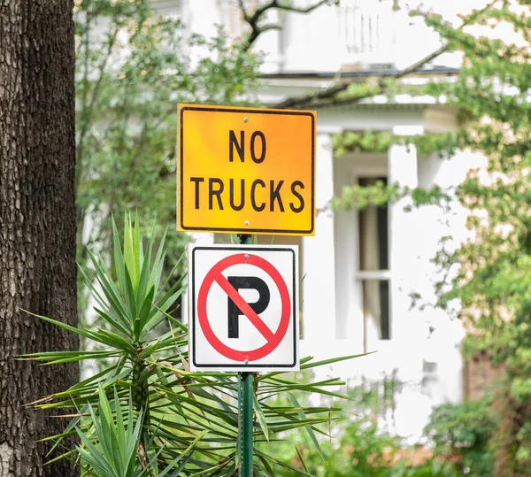 Πινακίδα Λέει Όχι Φορτηγά Και Όχι Πάρκινγκ — Φωτογραφία Αρχείου