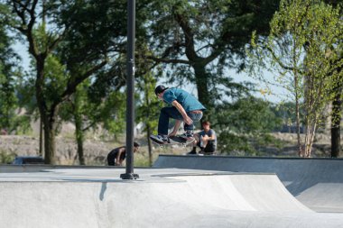 Detroit, Michigan, ABD - 08.01.2019: Patenciler Detroit kaykay parkında kaykay numaraları yapıyor