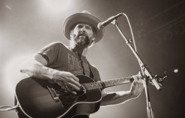 Orlando, Florida, ABD - 09.01.2018: Rahibe Hazel özel konuk Trae Pierce ve Florida 'daki T Stones ile birlikte Blues Evi' nde canlı performans sergiliyor.