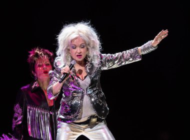 Orlando, Florida, USA- 7.26.2018: Cyndi Lauper Orlando Amway Center 'da canlı performans sergiliyor.