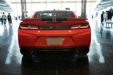 Detroit, Michigan, ABD - 06.29.2019: General Motors 2019 araçları ve Chevrolet araçları şu anda GM genel merkezinde sergilenmektedir.