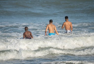 Baba oğul sahilde eğleniyorlar.