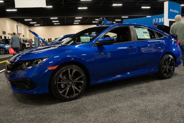 Toledo, Ohio, ABD - 02.07.2020: Büyük Toledo Otomobil Fuarı 2020, The Blade tarafından sunuldu, en yeni araç modelleri ve otomotiv teknolojisinde son gelişmeler.