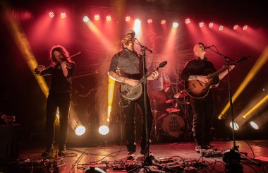 Detroit, Michigan, ABD - 2.05.2019: The Devil Makes Three Saint Andrew 's Hall' da canlı performans sergiliyor