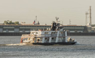 Bilinmeyen feribot sizi diğer tarafa götürür.