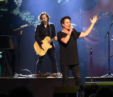 Orlando, Florida, ABD - 06.26.2018: Hall ve Oates, Amway Center 'da Train ile canlı performans sergiliyor.