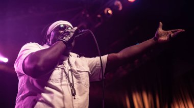 Orlando, Florida, ABD - 09.01.2018: Trae Pierce ve Rahibe Hazel 'ın T Stones açılışı Orlando, Florida' daki House of Blues 'da canlı performans sergiledi.