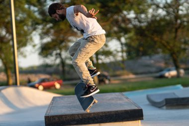 Detroit, Michigan, ABD - 07.14.2019: Patenciler gün batımında Detroit 'teki kaykay parkında numaralarını çalışıyorlar