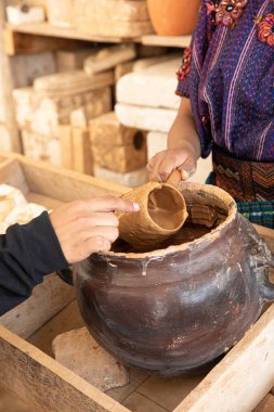 Antigua Guatemala, Guatemala - Mart 09 2020: Corona Virüsü 'nden hemen önce Guatemala' da el yapımı ve boyalı seramik.