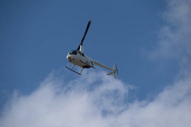 Polis helikopteri, Covid-19 Corona Virüsü sırasında 25 Nisan 2020 'de yukarıdan olayları izliyor.