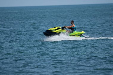 Şahsi su işkenceleri ve dalga koşucuları güneşli bir günde gölde eğleniyorlar..